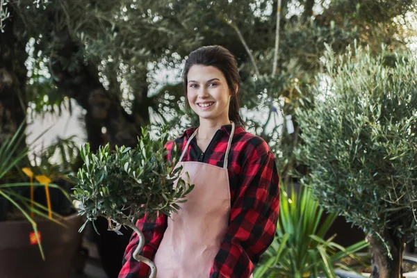 Gros Plan Portrait Une Jeune Fleuriste Joyeuse Flanelle Rouge Portant — Photo