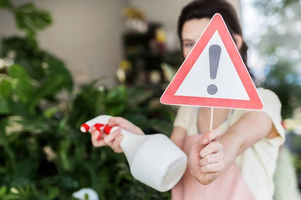 深刻な若い女性花屋植物バグや病気が心配 — ストック写真