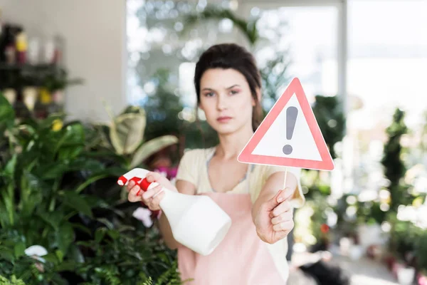 Jeune Fleuriste Sérieuse Préoccupée Par Les Insectes Les Maladies Des — Photo