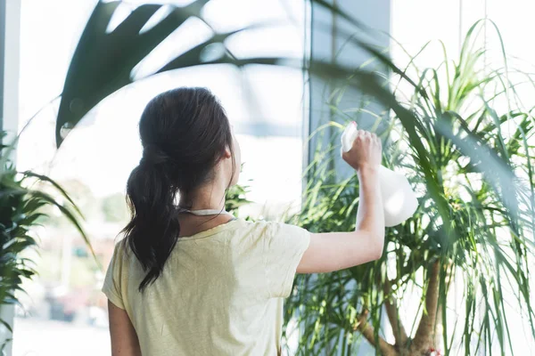 Mujer Joven Jardinero Plantas Riego Con Rociador Invernadero — Foto de Stock