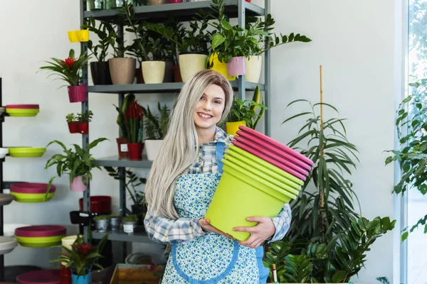 Retrato Vista Frontal Joven Florista Rubia Mirando Cámara Sonriendo Sosteniendo — Foto de Stock