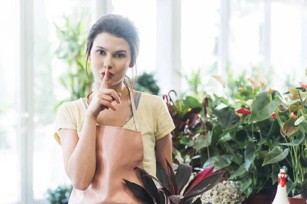 Unga Kvinnliga Arbetare Flower Shop Gör Hysch Tecken Hennes Läppar — Stockfoto