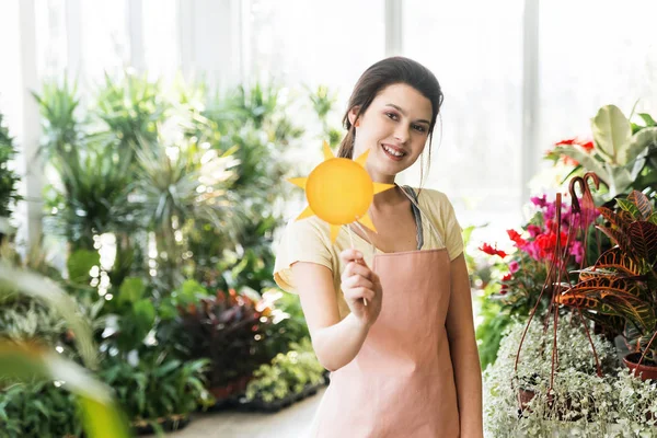 Joven Florista Trabajadora Decorar Las Plantas Con Accesorios Sol Invernadero — Foto de Stock