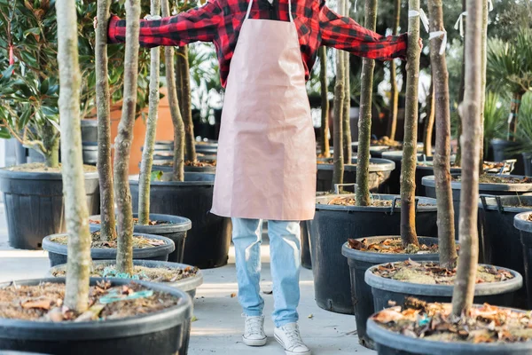 Vue Recadrée Jardinier Féminin Appréciant Dans Jardin — Photo