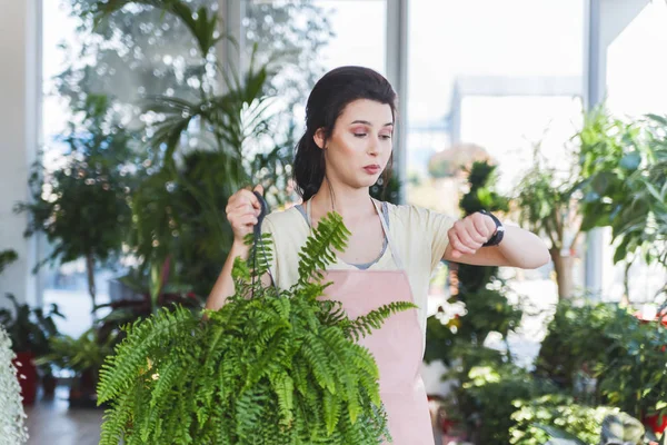 Joven Florista Profesional Mirando Reloj — Foto de Stock