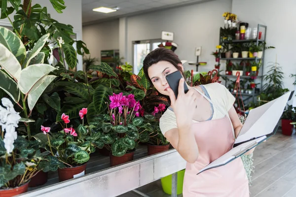 Glada Unga Florist Flicka Visar Växter Och Blommor Blomsteraffär Videosamtal — Stockfoto