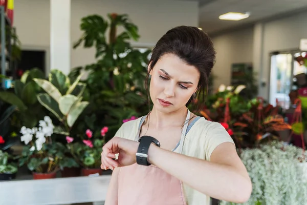 Junge Professionelle Floristin Schaut Auf Ihre Uhr — Stockfoto