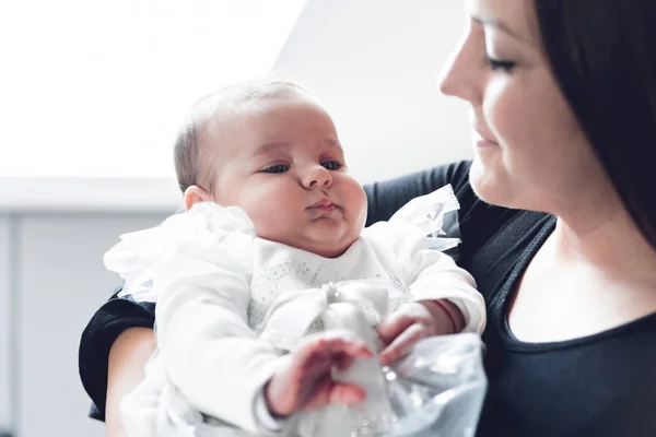 Ung Mamma Håller Hennes Lilla Nyfödda Baby Flicka Ganska Härlig — Stockfoto