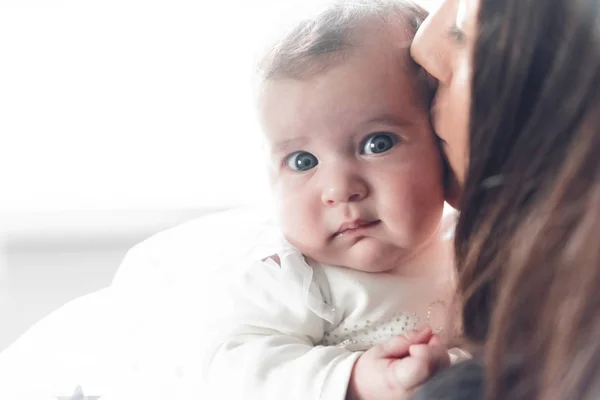 Ung Mamma Håller Hennes Lilla Nyfödda Baby Flicka Ganska Härlig — Stockfoto