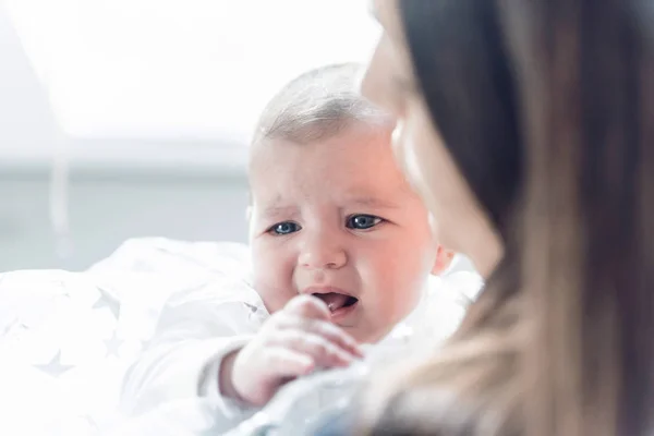 Ung Mamma Håller Hennes Lilla Nyfödda Baby Flicka Ganska Härlig — Stockfoto