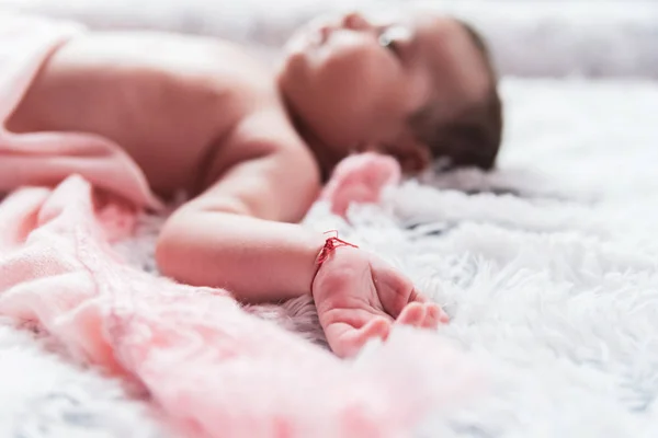 Маленька Дівчинка Лежить Ліжку Своїй Світлій Затишній Кімнаті — стокове фото