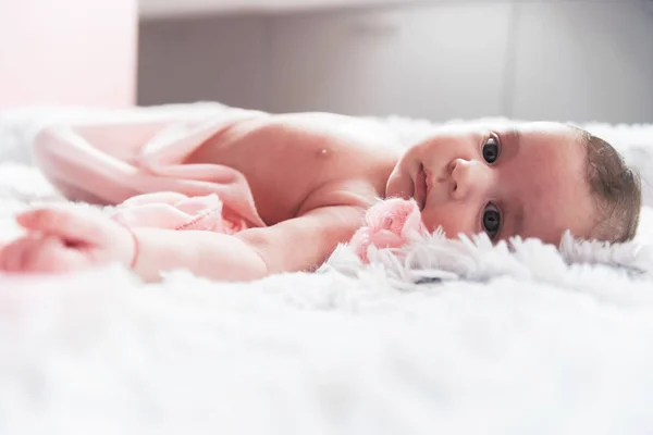 Lilla Baby Flicka Liggande Sängen Hennes Ljusa Mysiga Rum — Stockfoto