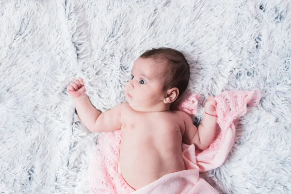 Petite Fille Bébé Couché Sur Lit Dans Chambre Lumineuse Confortable — Photo