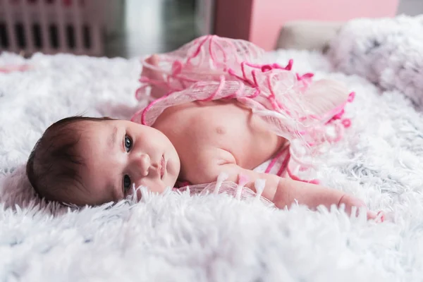 可爱的昏昏欲睡的小宝贝女孩躺在毛茸茸蓬松的毯子在可爱的温暖和明亮的卧室 — 图库照片