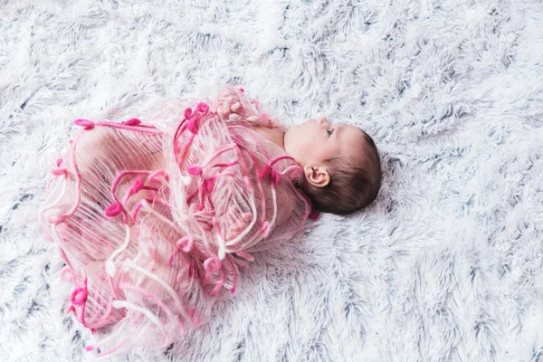 Jolie Petite Fille Endormie Couchée Sur Une Couverture Pelucheuse Dans — Photo