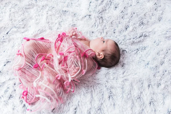 Roztomilý Ospalý Holčičku Vleže Chlupaté Načechranou Peřinkou Krásné Teplé Světlé — Stock fotografie