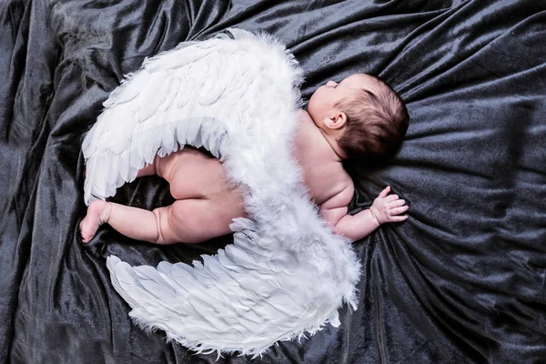 Söta Lilla Nyfödda Bebis Med Vit Ängel Vingar Liggande Svart — Stockfoto