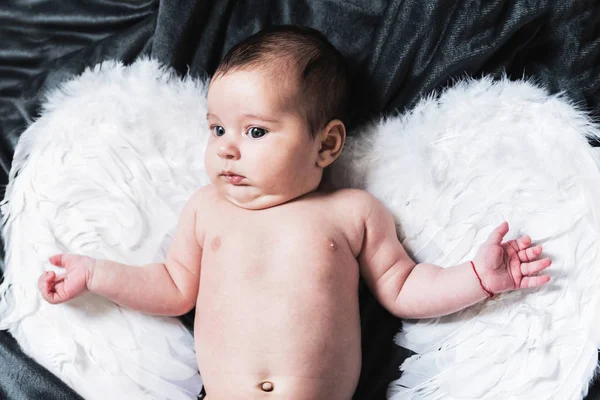 Roztomilý Malý Novorozeně Bílými Andělskými Křídly Ležící Černé Deky — Stock fotografie