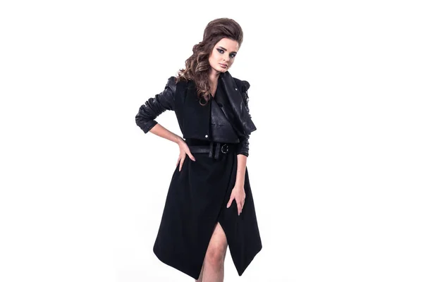 Молодая Женщина Черном Пальто Кожаными Деталями Большим Модным Воротником Позирует — стоковое фото