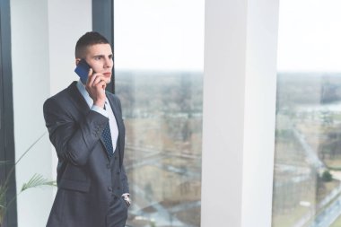 önemli alarak işadamı çağrı onun smartphone modern ofiste çalışmak