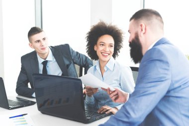 Sevgi ve yüzlerinde kocaman bir gülümseme ile işlerini iş Uzmanlar ekibi