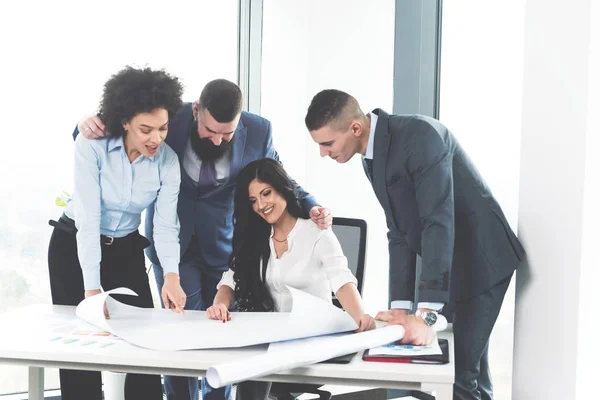 Grupp Affärsmän Som Diskuterar Sitt Nya Projekt Företaget — Stockfoto