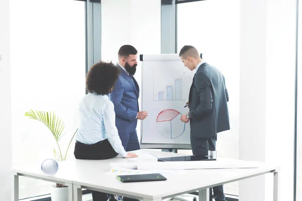 Gens Affaires Travaillant Avec Des Tableaux Financiers Dans Salle Conférence — Photo