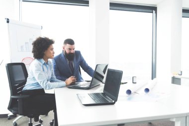 Parlak modern ofis projesinde birlikte çalıştığı arkadaşları