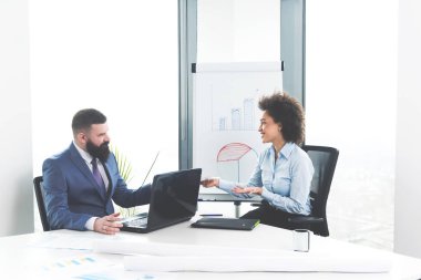 İşte neşeli kız röportaj reklam şirketi