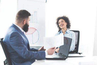 İşte neşeli kız röportaj reklam şirketi