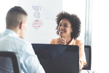 İş görüşmesi için modern klinik staj üzerinde erkek doktor genç profesyonel eğitimli