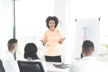 Hasta tanı ve tedavisi hakkında tıbbi uygulama özel toplantıda üzerinde tartışırken genç iddialı profesyonel hekimlerin