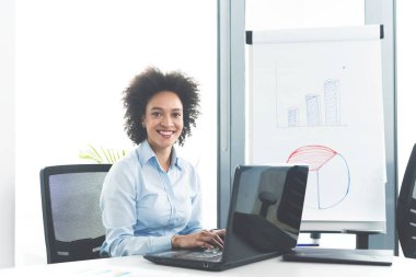 Genç işkadını üstünde Laptop modern ofiste çalışan 