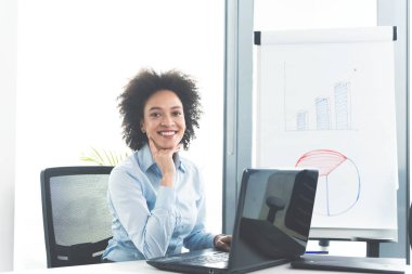 Genç işkadını üstünde Laptop modern ofiste çalışan 