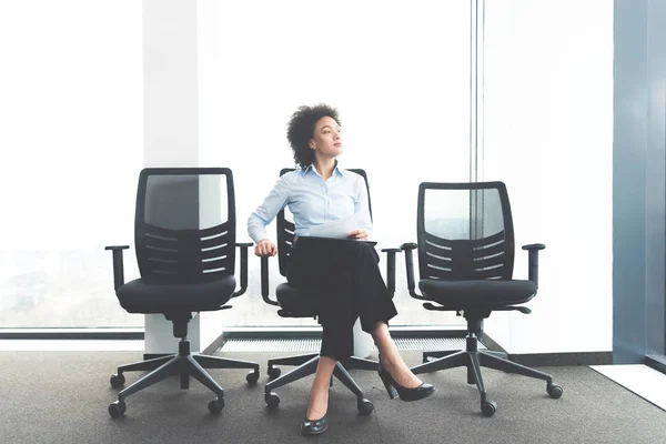 Young Business Woman Sitting Chair Waiting Room Papers Meeting Potential — Stock Photo, Image
