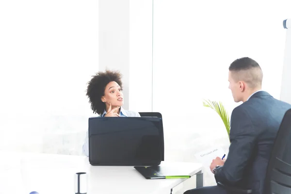 Mujer Entrevistando Trabajo Candidato Brillante Oficina Moderna — Foto de Stock