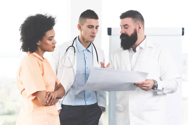 Confident Professional Male Doctor Beard White Coat Teaching His Younger — Stock Photo, Image