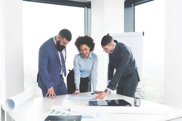 Tre Giovani Uomini Affari Che Lavorano Sul Compito Comune Ufficio — Foto Stock