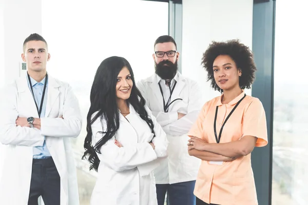 Multicultural Team Young Professional Doctors Posing Bright Modern Private Medical — Stock Photo, Image