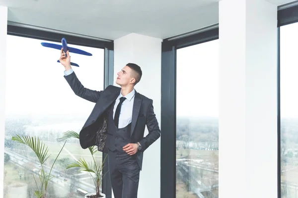Молодой Бизнесмен Играет Моделью Самолета Современном Офисе — стоковое фото