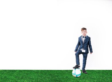 Başarılı küçük neşeli çocuk futbol koçu topu ile