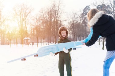 parkta koşan ve eğlenen anne ve kızının görünümü