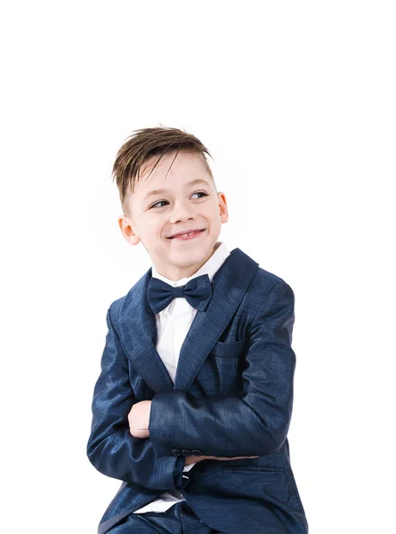 Όμορφο Αγόρι Που Θέτουν Σύγχρονο Παιδικό Κοστούμι Απομονωθεί Λευκό Φόντο — Φωτογραφία Αρχείου