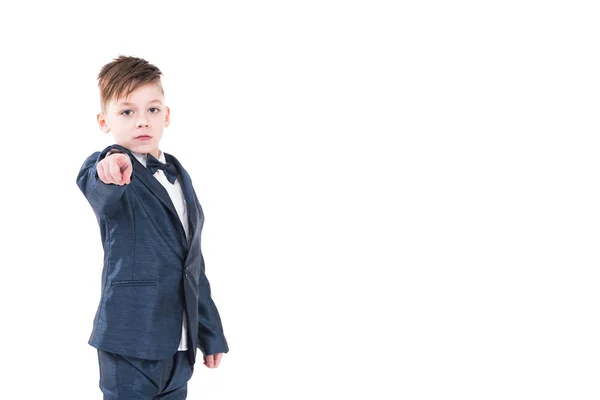 白い背景で隔離のビジネス スーツで魅力的な小さな子供 — ストック写真