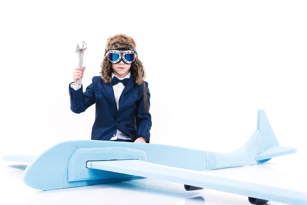 Neugierige Kreative Kleine Junge Spielt Mit Großen Blauen Gebastelten Flugzeug — Stockfoto