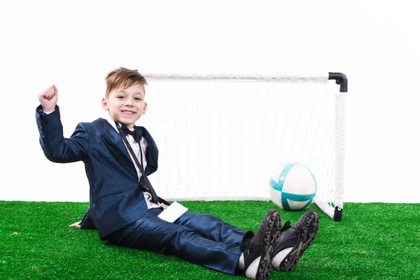 ボールと少し成功の快活な少年サッカーのコーチ — ストック写真