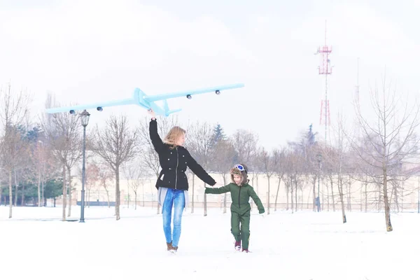 Madre Hijo Corriendo Disfrutando Parque Día Invierno Nevado —  Fotos de Stock