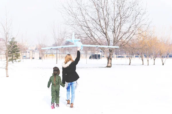 Madre Hijo Corriendo Disfrutando Parque Día Invierno Nevado —  Fotos de Stock