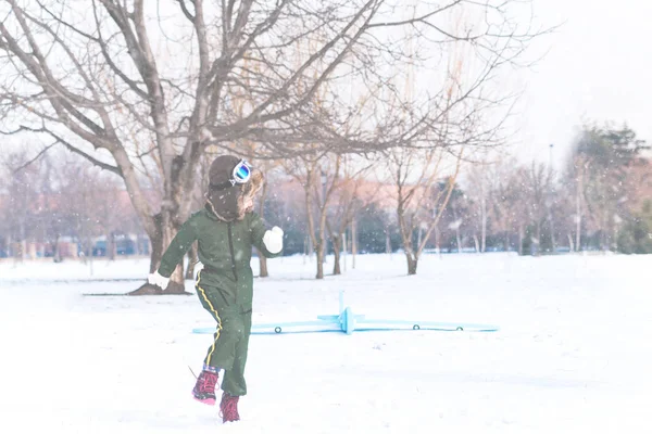 可爱的欢快的小孩在下雪的冬日在公园里跑步和玩蓝色大飞机 — 图库照片