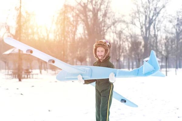 Adorable Niño Alegre Corriendo Jugando Con Gran Avión Azul Hecho —  Fotos de Stock